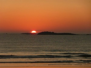 Lentement, le Soleil se couche derrière Téviec et Basse Lédan