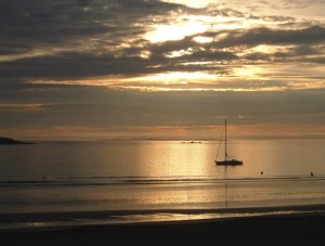 Mer calme et coucher de Soleil, idéal pour un mouillage en bâteau