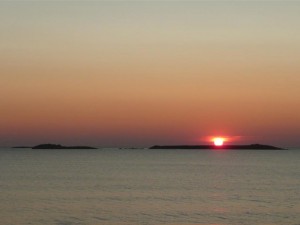 Téviec en éruption ? Non, coucher de Soleil derrière l'Île