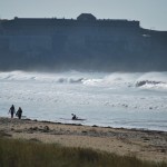 Un téméraire sur son canoë se prépare à affronter les vagues de Penthièvre