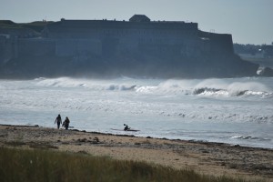 Un téméraire sur son canoë se prépare à affronter les vagues de Penthièvre